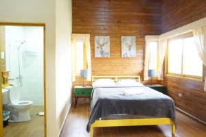 sypialnia z łóżkiem, prysznicem i toaletą w obiekcie The Woods By Celebration w mieście Jarabacoa