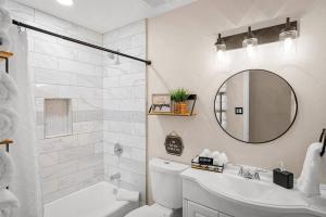Vannituba majutusasutuses Modern Tempe home with Heated pool, ASU