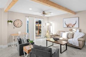 Istumisnurk majutusasutuses Modern Tempe home with Heated pool, ASU