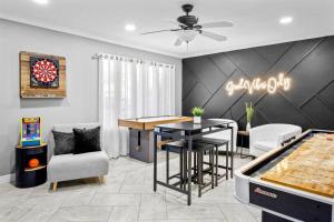 Voodi või voodid majutusasutuse Modern Tempe home with Heated pool, ASU toas
