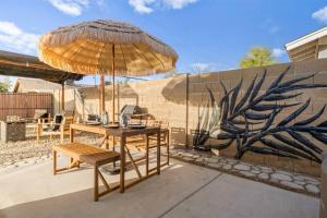 Siseõu või muu väliala majutusasutuses Modern Tempe home with Heated pool, ASU