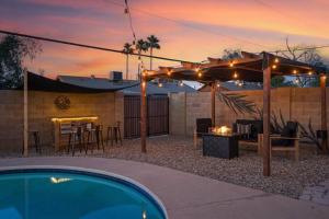 Bazén v ubytování Modern Tempe home with Heated pool, ASU nebo v jeho okolí
