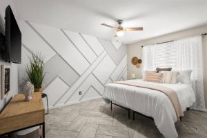 Voodi või voodid majutusasutuse Modern Tempe home with Heated pool, ASU toas