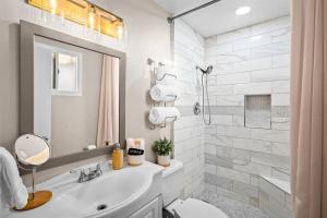 Vannituba majutusasutuses Modern Tempe home with Heated pool, ASU
