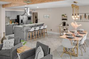 Köök või kööginurk majutusasutuses Modern Tempe home with Heated pool, ASU
