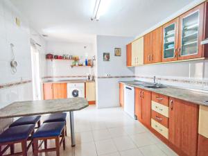 Kuchyňa alebo kuchynka v ubytovaní Spacious 4 bedroom with parking in town centre, Nerja
