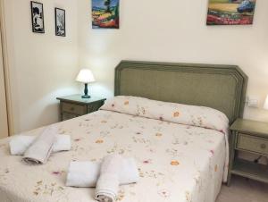 Posteľ alebo postele v izbe v ubytovaní Spacious 4 bedroom with parking in town centre, Nerja