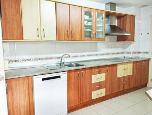 Kuchyňa alebo kuchynka v ubytovaní Spacious 4 bedroom with parking in town centre, Nerja