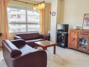 Televízia a/alebo spoločenská miestnosť v ubytovaní Spacious 4 bedroom with parking in town centre, Nerja