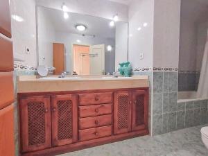 Kúpeľňa v ubytovaní Spacious 4 bedroom with parking in town centre, Nerja