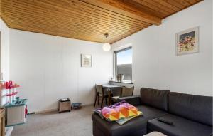 una sala de estar con un sofá y una mesa en Awesome Home In Thyborøn With Wifi, en Thyborøn