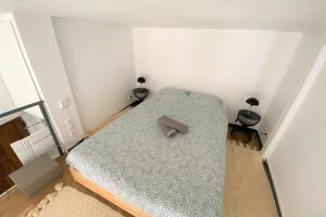 a small bedroom with a bed with a hat on it at Le petit Léon - cosy 2 pers- Part Dieu in Lyon