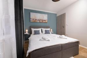 Apartments Vugrin في سيلو: غرفة نوم بسرير كبير بجدران زرقاء