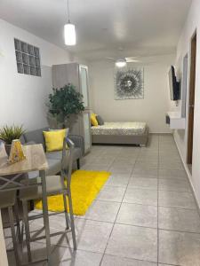 - un salon avec un canapé et une table avec un tapis jaune dans l'établissement Domo Arigato 3, à San Juan