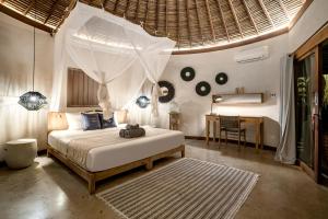 um quarto com uma cama e uma secretária. em Seed Resort em Nembrala