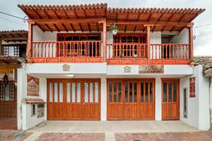 伊薩的住宿－ALOJAMIENTO DE VIVIENDA EL BALCON，一座带木门和阳台的房子