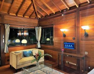 sala de estar con sofá y mesa en Bois Joli, en Mahe