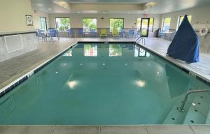 ein Pool mit blauem Wasser in einem Gebäude in der Unterkunft Staybridge Suites Miamisburg, an IHG Hotel in Miamisburg
