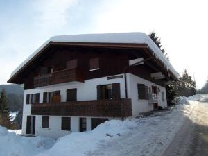 a building with snow on the ground in front of it at Appartement Les Gets, 2 pièces, 4 personnes - FR-1-623-304 in Les Gets