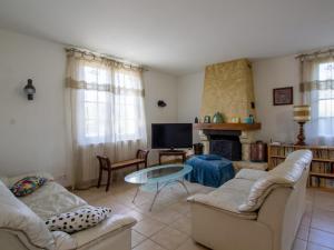 ein Wohnzimmer mit 2 Sofas und einem Kamin in der Unterkunft Gîte La Bachellerie, 4 pièces, 6 personnes - FR-1-616-294 in La Bachellerie