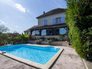 ein Pool vor einem Haus in der Unterkunft Gîte La Bachellerie, 4 pièces, 6 personnes - FR-1-616-294 in La Bachellerie