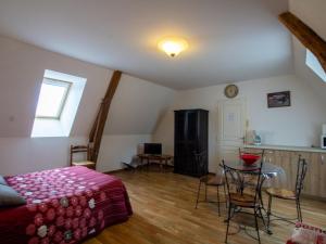a bedroom with a bed and a table with chairs at Charmant gîte avec jardin, clim, wifi, proche Sarlat et rivière Dordogne, animaux bienvenus - FR-1-616-310 in Carlux
