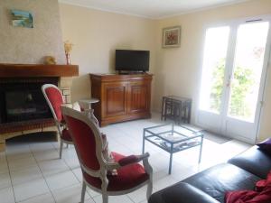 a living room with a couch and a tv at Maison spacieuse 9 pers, secteur calme - FR-1-476-201 in La Faute-sur-Mer