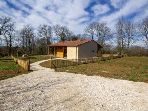 Gallery image of Gîte confortable avec piscine privée et jardin clos en Dordogne - FR-1-616-319 in Castelnaud La Chapelle