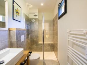 Gallery image of Gîte confortable avec piscine privée et jardin clos en Dordogne - FR-1-616-319 in Castelnaud La Chapelle +16 photos