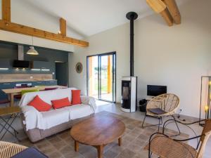 Χώρος καθιστικού στο Gîte confortable avec piscine privée et jardin clos en Dordogne - FR-1-616-319