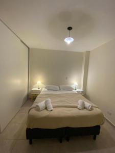 ein Schlafzimmer mit einem Bett mit zwei Handtüchern darauf in der Unterkunft Excepcional apartamento, con patio cochera y parrilla en el centro in La Cieneguita