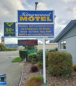 una señal para un motel frente a un edificio en Kingswood Motel, en Waimate