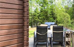 una mesa y sillas en un patio con una valla en Pet Friendly Home In Gvle With Wifi, en Gävle