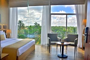 ネゴンボにあるBelmont Boutique Hotel - Free Airport Shuttle Serviceのベッドと大きな窓があるホテルの部屋 +37枚の写真