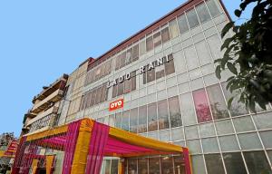 um edifício com uma loja em frente em OYO Flagship Red Stay Near V3S Mall em Nova Deli