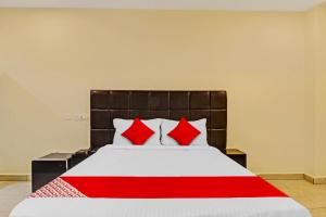 Un pat sau paturi într-o cameră la Lakshmi Royal Inn