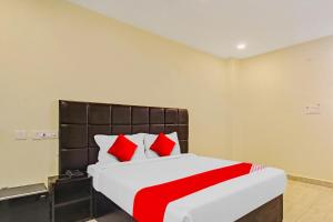Katil atau katil-katil dalam bilik di Hotel O Lakshmi Royal Inn