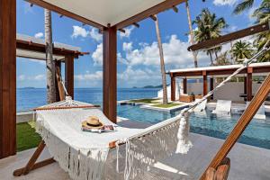 苏梅岛Villa Hanna Luxury Beachfront Koh Samui的海景房屋内的吊床