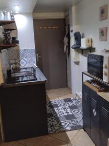 une cuisine avec une cuisinière et un comptoir dans l'établissement La Perle du Sable Blanc, à Saint-Gilles les Bains