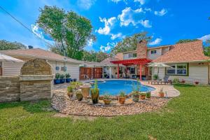 uma casa com piscina no quintal em Houston’s 4 BR 2B with Pool em Houston