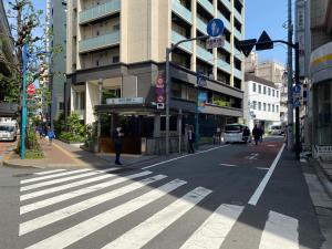 una calle vacía en una ciudad con un edificio en PLAZA IKEJIRI 201, en Tokio