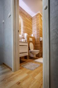 een badkamer met een toilet en een wastafel bij Apartman Tija 3 in Subotica