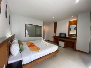 Postel nebo postele na pokoji v ubytování One World One Home Patong 2
