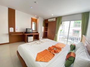 Postel nebo postele na pokoji v ubytování One World One Home Patong 2