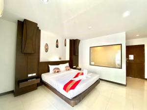 Postel nebo postele na pokoji v ubytování One World One Home Patong 2