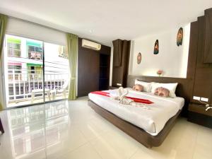 Postel nebo postele na pokoji v ubytování One World One Home Patong 2