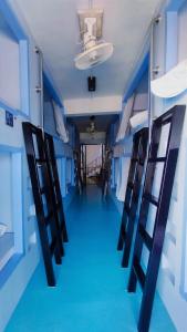 un corridoio in una camera con pavimenti blu e soffitto di The Port Hostel a Suratthani