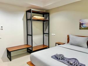 Een bed of bedden in een kamer bij The Gun Hotel 8