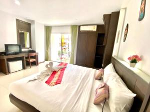 Postel nebo postele na pokoji v ubytování One World One Home Patong 2