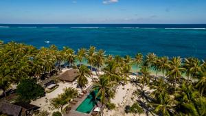 uma vista aérea de um resort com palmeiras e o oceano em Seed Resort em Nembrala